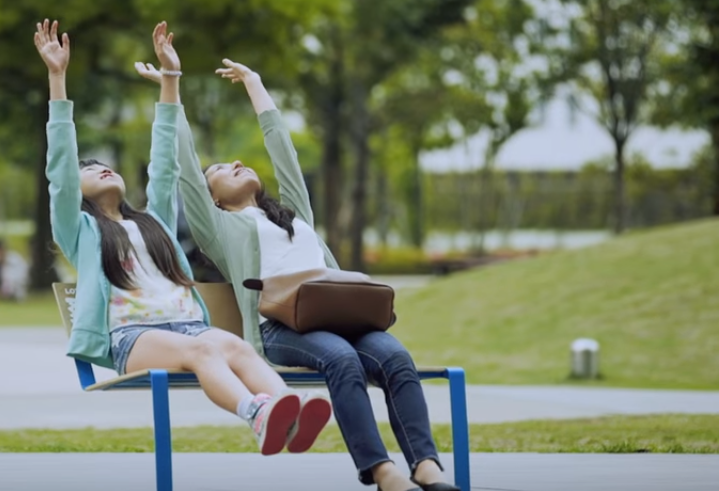 MMGB: Lotte 'So Happy Bench'