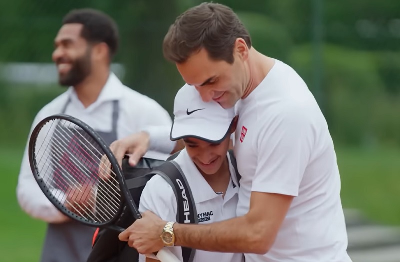 Roger Federer keeps to his pinky promise in Barilla ad